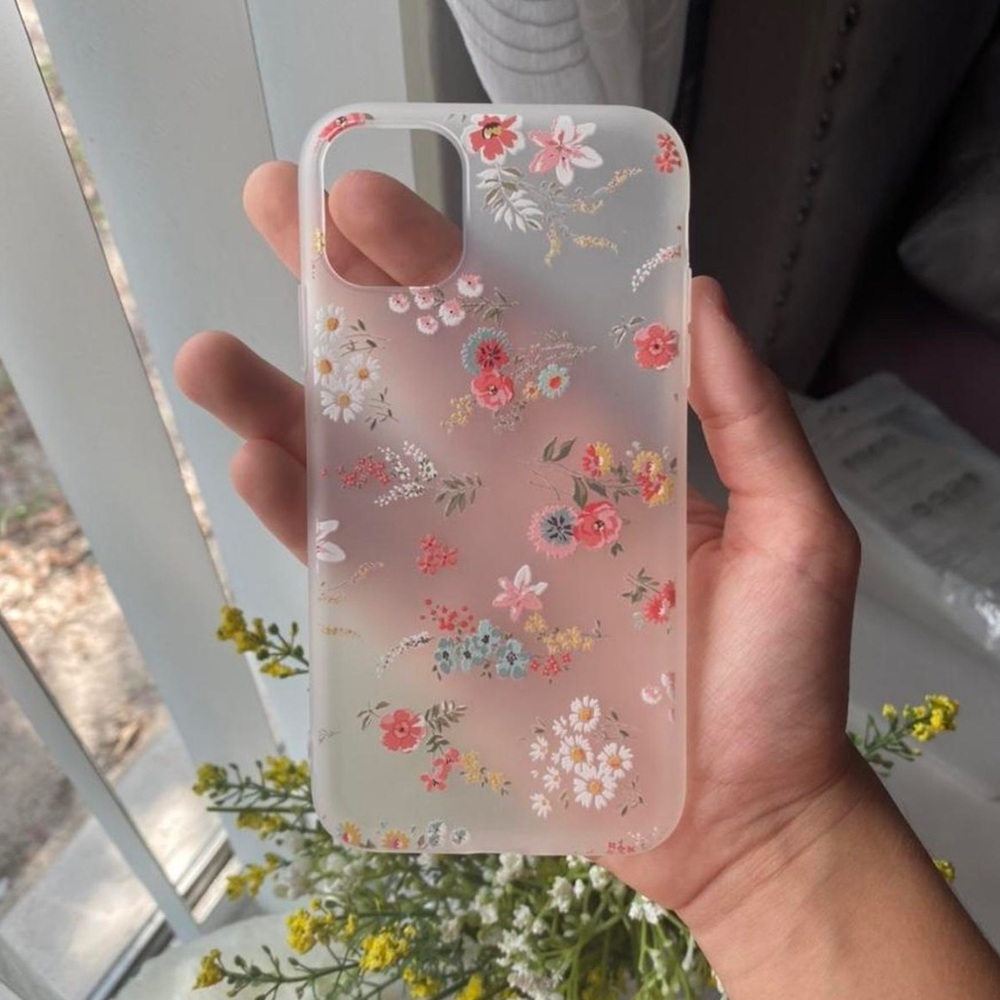 iPhone 11 flower-themed phone case 💐